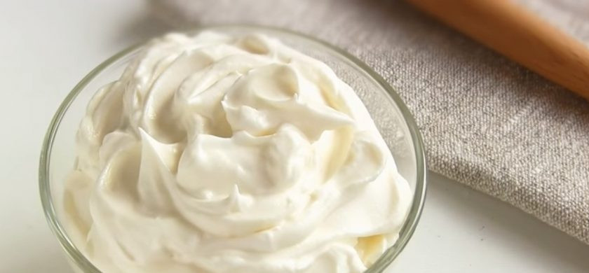 1. Этап. Тирамису по-домашнему: 1. Охлажденные сливки взбейте миксером, предварительно охладив венчик миксера и миску в холодильнике. Постепенно добавьте сахар и взбейте массу до устойчивых пиков.