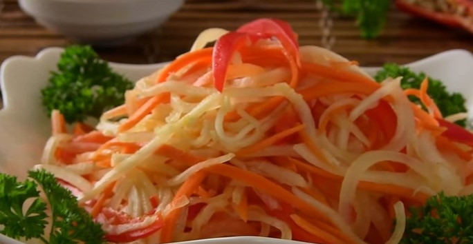 1. Этап. Острый овощной салат из дайкона: 6. Соедините все овощи и заправьте соусом. Перемешайте и оставьте на пару часов мариноваться. Подавайте на стол, украсив зеленью.