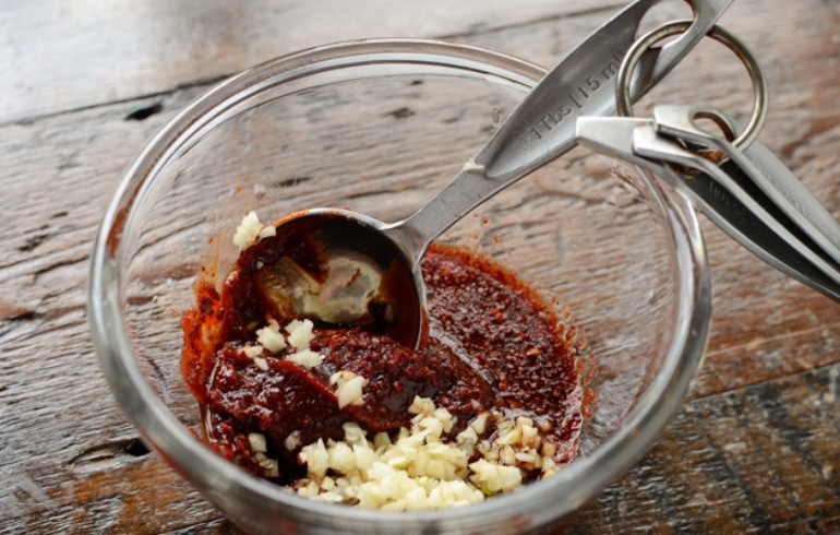 1. Этап. Суп из рыбной консервы: В емкости смешайте томатную пасту, чили, мелко нарезанный чеснок, соевый соус.