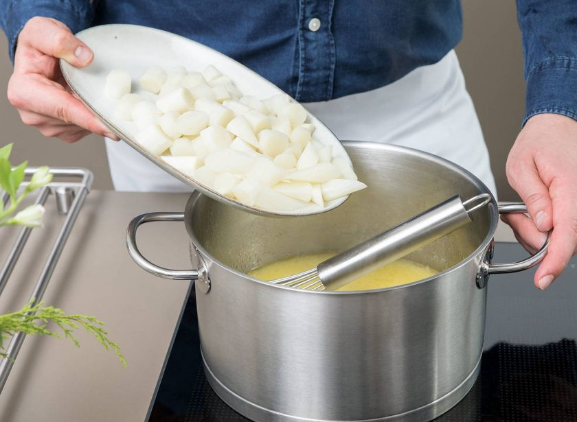 1. Этап. Крем-суп из белой спаржи: 4. После этого в кастрюле растопите масло. Обжарьте в нём лук в течение одной минуты с мукой. Далее влейте бульон из-под спаржи, и добавьте сам овощ. Варите суп ещё 10 минут.