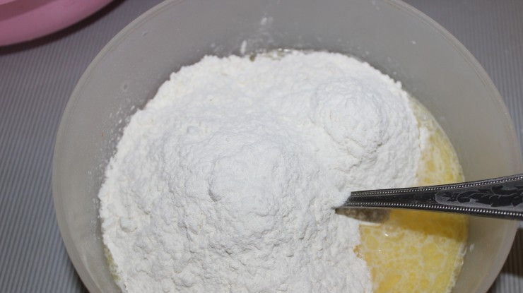 1. Этап. Тесто на беляши на кефире: Добавьте просеянную муку.