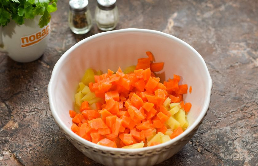 1. Этап. Салат Гренадер с говядиной: Следом нарежьте морковь, добавьте ее к картофелю.