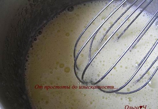 1. Этап. Торт Два шоколада и лесные ягоды: Приготовьте заварной крем. Молоко нагрейте до горячего состояния (не кипятите!). В отдельной кастрюльке взбейте венчиком яйца с сахаром, крахмалом и ванилином.