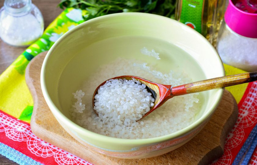 1. Этап. Рис для роллов с уксусом: Рис промойте несколько раз, пока вода не будет прозрачной.