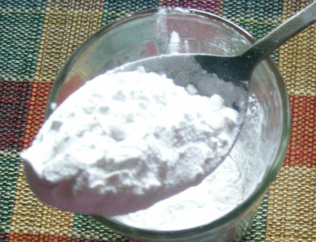 1. Этап. Кисель плодово-ягодный: Нам понадобится картофельный крахмал. Без него кисель не кисель. Разводим крахмал в холодной воде. Тщательно размешиваем до однородной белесой консистенции.