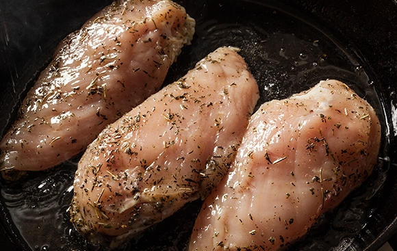 1. Этап. Куриная грудка на второе: Куриные грудки посолите и поперчите. Затем смешайте оливковое масло, тимьян, розмарин, орегано и толченый чеснок. Натрите курицу и оставьте ее мариноваться на 2 часа.