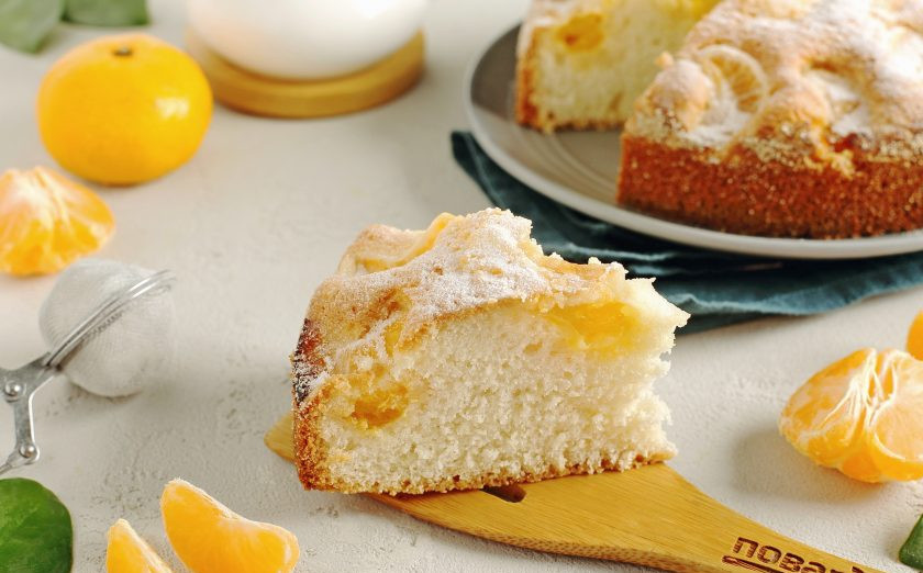 1. Этап. Мандариновый пирог: Мандариновый пирог готов. По желанию его можно посыпать сахарной пудрой. Нарежьте пирог на порции и подавайте к столу. Приятного аппетита!