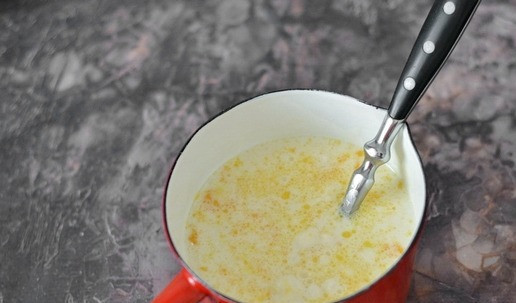 1. Этап. Булочки сахарные из ночного теста: В молоке растворите дрожжи, затем добавьте яйцо, растопленное масло и перемешайте всё вместе.