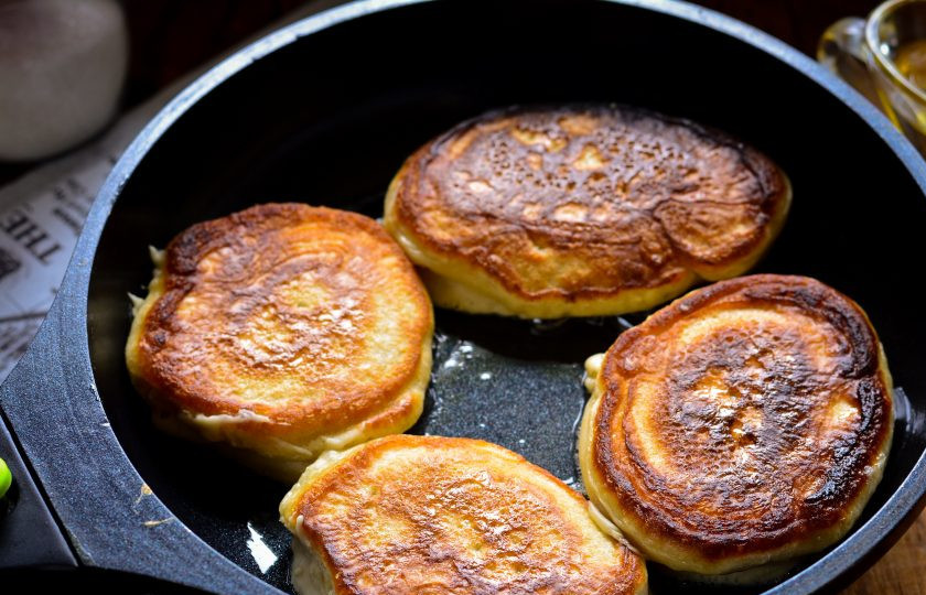 1. Этап. Оладьи на кефире как пух: Через пару минут переверните оладьи и дожарьте их с обратной стороны. Оладьи прожарятся внутри и станут пышными.