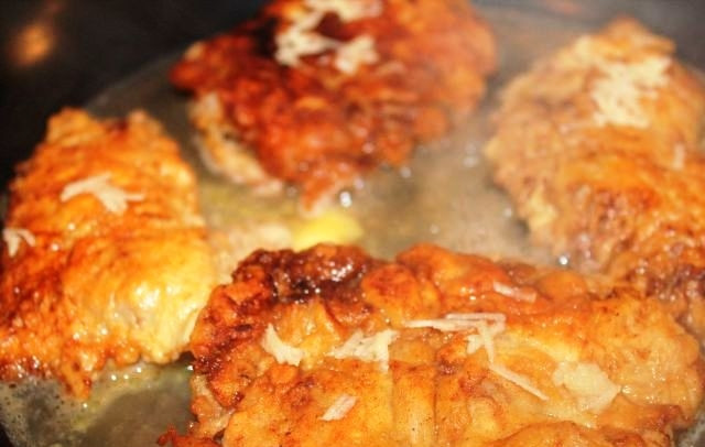 1. Этап. Говяжьи отбивные с чесноком: Теперь - главная фишка рецепта. Отбивные сперва необходимо обжарить на оливковом масле до золотистой корочки с обеих сторон. Затем заливаем в сковороду с отбивными 100 мл воды, сливочное масло, и на каждую отбивную выкладываем порцию измельченного чеснока. Накрываем сковороду крышкой - и тушим на среднем огне около 15 минут.