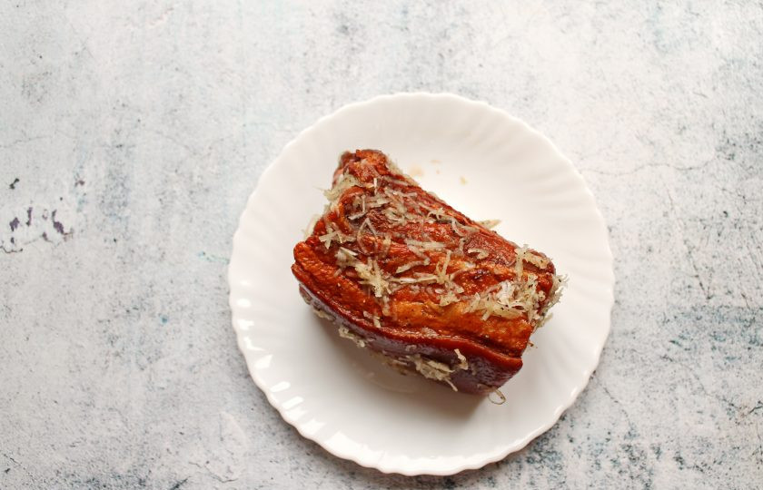 1. Этап. Сало в луковом рассоле: Чеснок измельчите, смешайте с черным перцем и натрите сало со всех сторон. Выложите его в пакет и оставьте на кухонном столе на 3-4 часа. После этого уберите в холодильник на 12 часов.