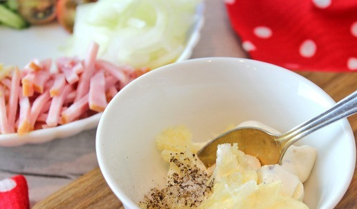 1. Этап. Салат «Тайна Амстердама»: В емкость с творожным сыром добавить майонез, сметану, натертый на мелкой терке, посолить, приправить по вкусу и хорошо вымешать до однородной массы.