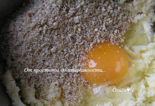 1. Этап. Миндальный рождественский венок: Добавьте яйцо и измельченный миндаль, перемешайте.