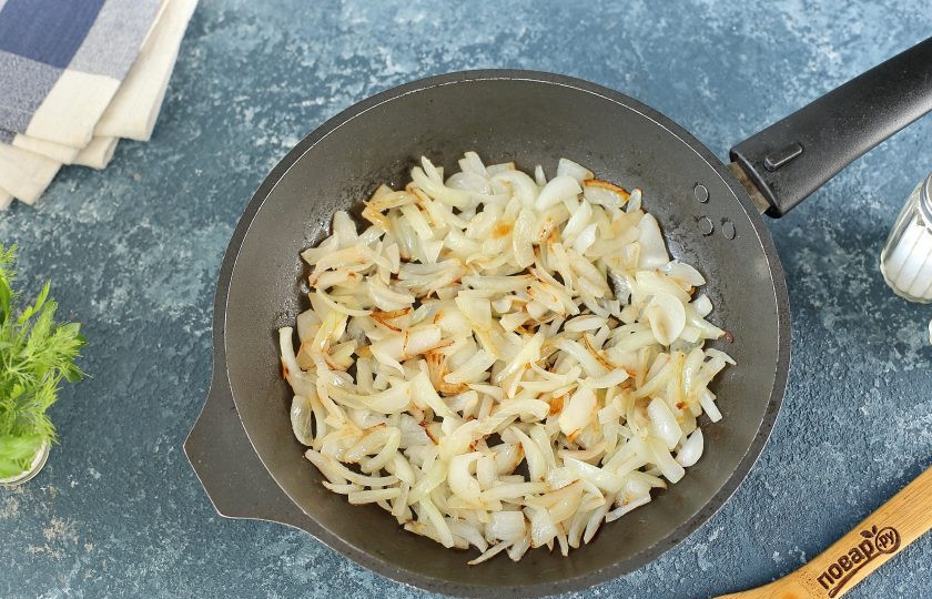 1. Этап. Паста Сальмоне: Лук нарежьте кубиками и обжарьте в сковороде до мягкости.