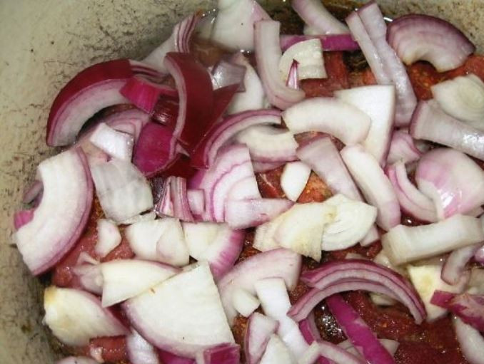 1. Этап. Дамлама из баранины: Крупно порежьте мясо и лук. Влейте в кастрюлю растительное масло и выложите мясо. Посолите, поперчите, сверху выложите слой лука.