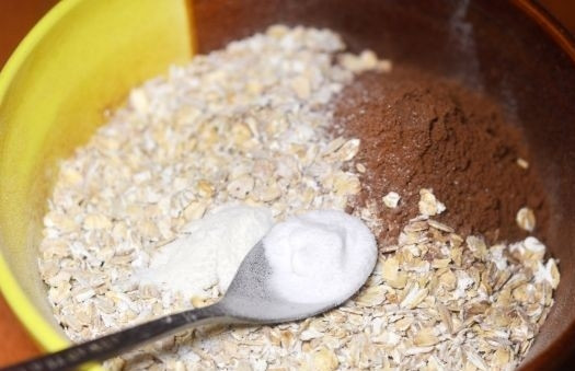 1. Этап. Печенье со злаками: 4. Добавляю чайную ложку разрыхлителя и соду, немного перемешиваю сухие ингредиенты.