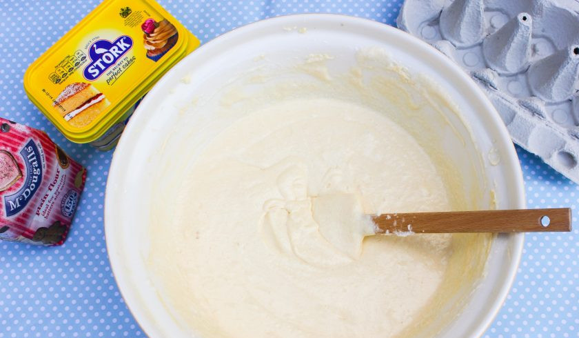 1. Этап. Торт с глазурью: 4. Лопаткой сверху вниз перемешайте тесто, чтобы получилась однородная консистенция. Разделите его на 2 части.