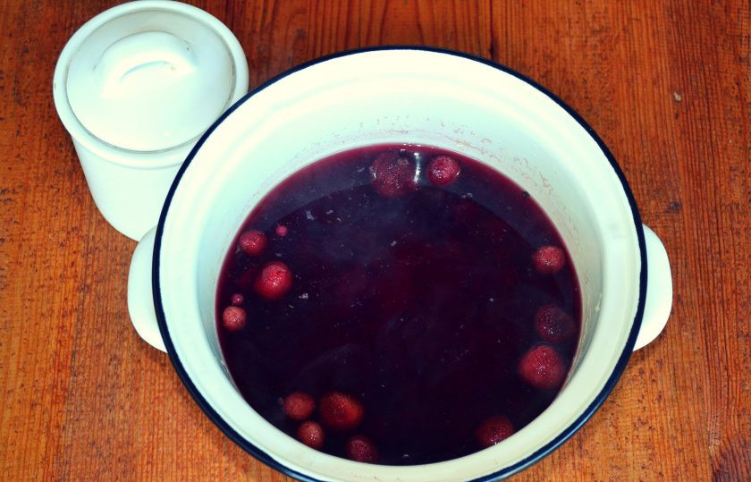 1. Этап. Компот из замороженных ягод: Добавьте сахар и лимонную кислоту. Проварите еще 2-3 минуты.