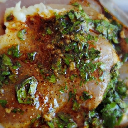 1. Этап. Куриные бедрышки, маринованные в пиве: В тот же пакет заливаем наш пивной маринад.