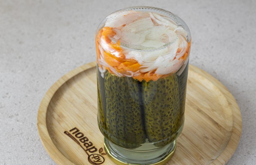 1. Этап. Маринованные огурцы Глобус: Плотно закройте крышку. Банку переверните вверх дном. Оставьте так до полного остывания. Укутывать банку не нужно.