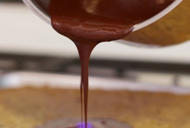 1. Этап. Овсяный десерт с вишней и шоколадом: 7. Вылейте глазурь на корж и оставьте до полного остывания. Приятного чаепития!