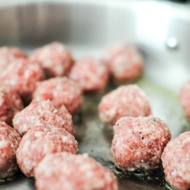 1. Этап. Салат с фрикадельками: Посолите и поперчите фарш, хорошенько перемешайте. Сформируйте из фарша фрикадельки и обжарьте их на масле до полной готовности.