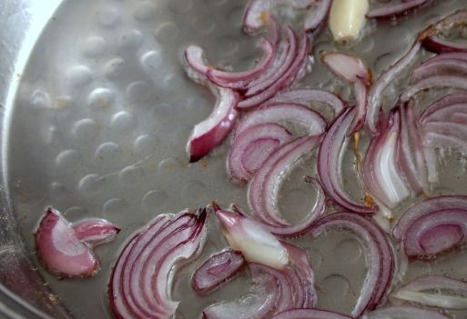 1. Этап. Фунчоза с овощами (классический рецепт): 4. На растительном масле обжариваем лук и чеснок. Когда они подрумянятся, убираем их, а в салат сливаем только масло (оно будет очень ароматным).