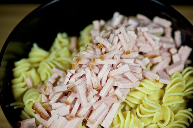 1. Этап. Салат с овощами, ветчиной и макаронами: 5. Добавьте нарезанную ветчину.