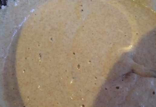 1. Этап. Блины цельнозерновые: Кефир подогреть до тёплого состояния, добавить яйца, сахарозаменитель или сахар, соль, разрыхлитель, ванилин, муку. Хорошо перемешать.