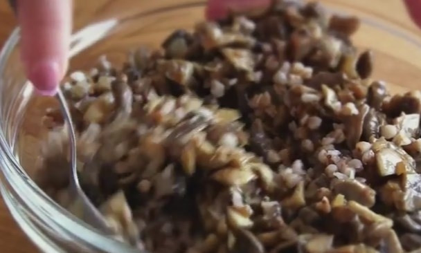 1. Этап. Чебуреки постные с грибами и гречкой: 4. Гречку отварите. Грибы поджарьте с луком до готовности. Соедините их — и начинка готова!