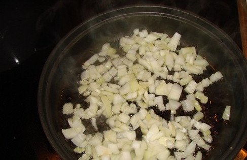 1. Этап. Уха со сливками: 4. Выложите на сковороду с разогретым растительным маслом.