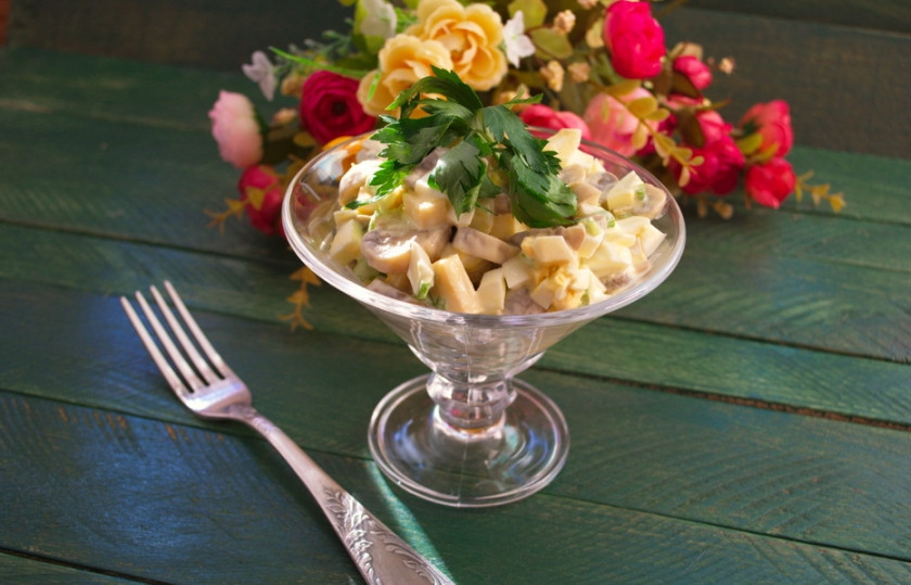 1. Этап. Салат с шампиньонами и сыром: Заправьте салат майонезом. Можно вместо майонеза использовать сметану. Подайте порционно в бокалах или креманках.