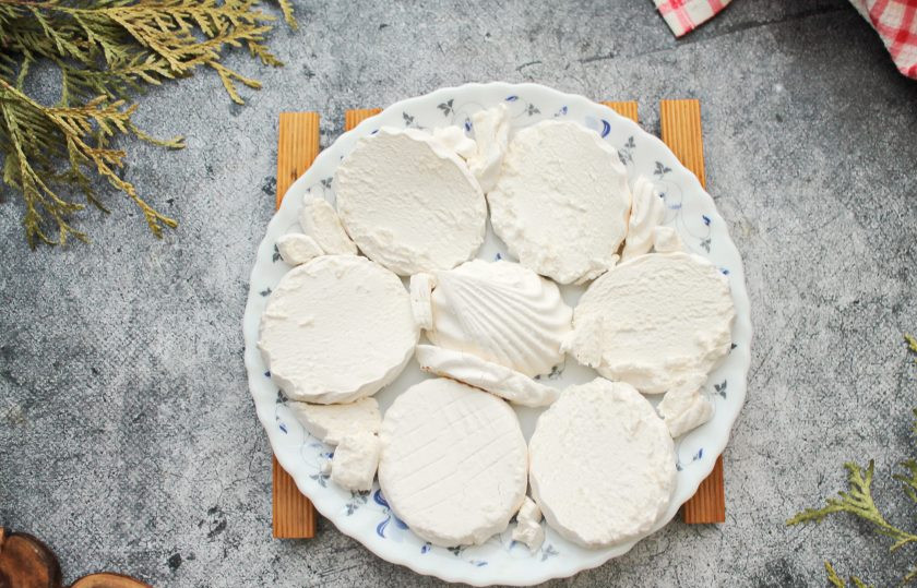 1. Этап. Торт из зефира с клубникой без выпечки: На сервировочное блюдо разложите зефир в один слой. Пространство закройте частями зефира.