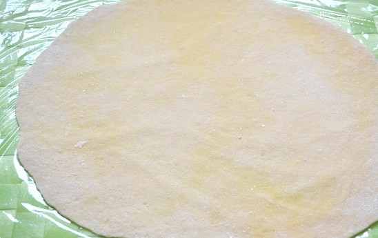 1. Этап. Хворост с медом: 7. Через 15-20 минут раскатайте пласт теста максимально тонко.