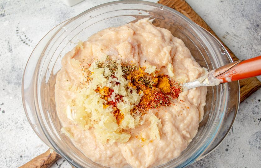 1. Этап. Колбаса куриная домашняя быстрого приготовления: Выложите фарш в подходящую тару, добавьте чеснок пропущенный через пресс, специи, соль и черный молотый перец, тщательно вымешайте фарш.