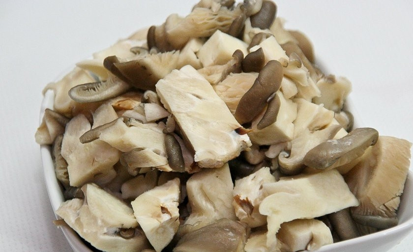 1. Этап. Говядина с черносливом и грибами: Вешенки промойте и нарежьте кусочками. Чернослив разделите на половинки. Зелень промойте и измельчите.