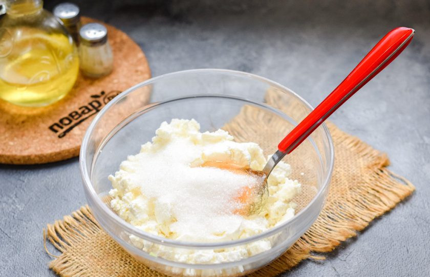 1. Этап. Сырники с маскарпоне: Добавьте сахарный песок в творог или используйте заменитель сахара.