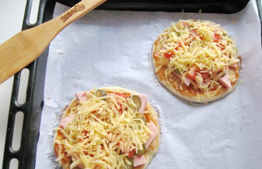 1. Этап. Школьная пицца: Посыпьте тертым сыром.