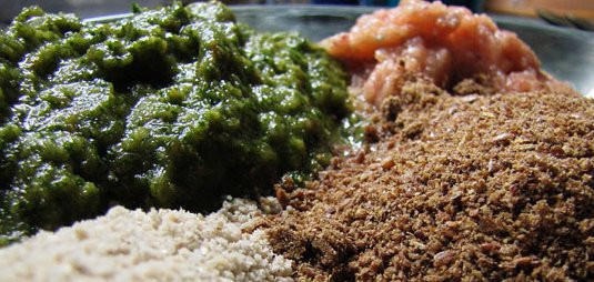 1. Этап. Хлебцы для похудения: Лук, помидоры, чеснок и зелень измельчить в блендере. Семена перемолоть в кофемолке.