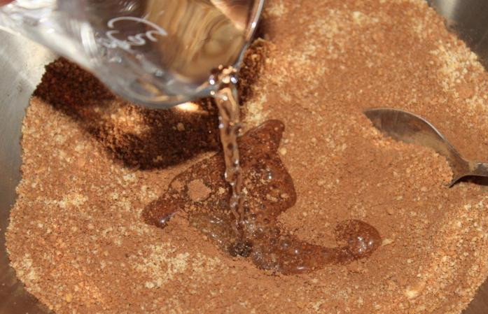 1. Этап. Рулет Mинутка из печенья: В полученную смесь вливаем воду.