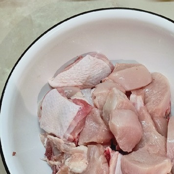 1. Этап. Курица в томатном соусе с оливками: Куриное мясо нарезать на средние кусочки, посолить и поперчить.