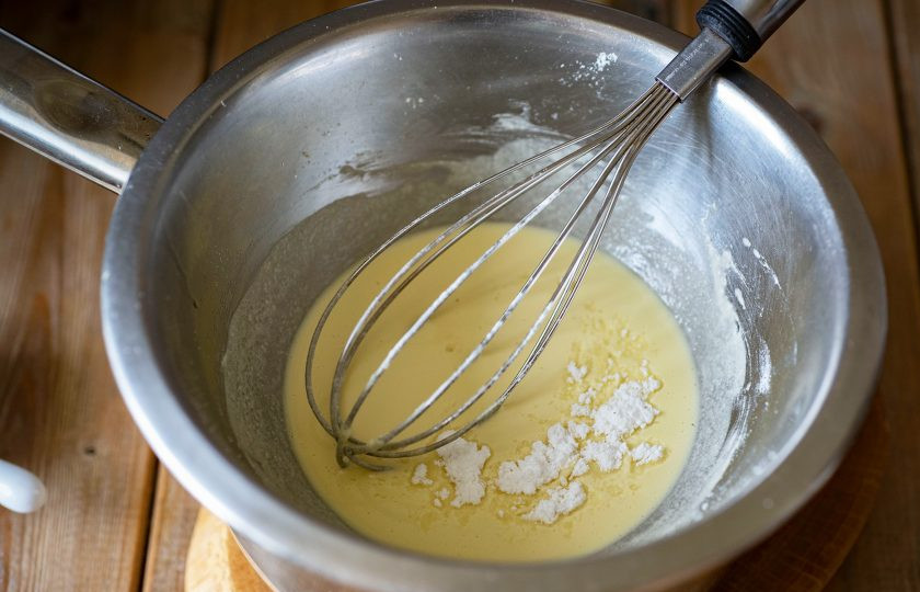 1. Этап. Белый шоколад из какао масла: Затем следом вмешайте сахарную пудру до получения однородной массы.