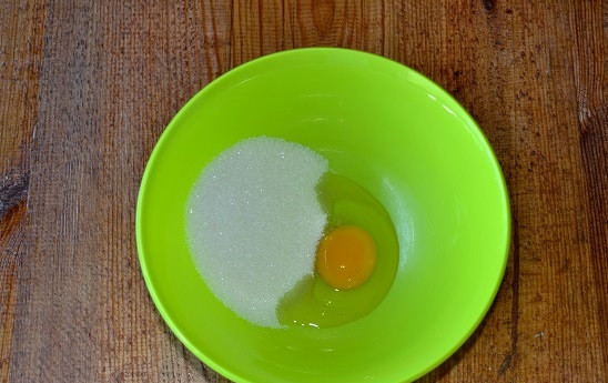 1. Этап. Торт Муравьиная горка: Яйцо соедините с сахаром и взбейте до однородности венчиком или вилкой.