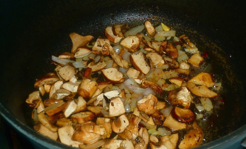 1. Этап. Плов со свининой в кастрюле: 1. Грибы замочим, чтобы размокли, затем сольем жидкость и на растительном масле их начнем жарить. Ждем. пока сок выделится и испарится, после чего добавим мясо кусочками, лук и томатную пасту. Жарим на большо огне, пока мясо не покроется корочкой.