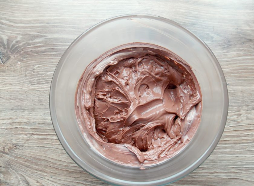 1. Этап. Торт Шоколадное птичье молоко: Все взбейте до однородного пышного крема.