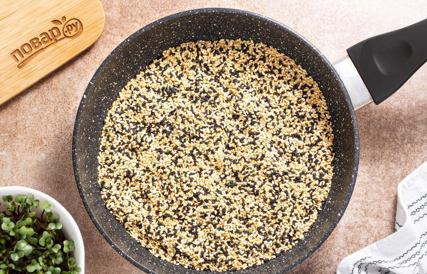 1. Этап. Фурикакэ: На сухой сковороде обжарьте кунжут до золотистого цвета.