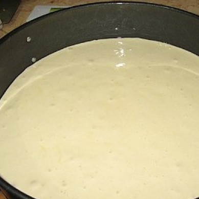 1. Этап. Торт Графские развалины: Получившееся тесто выливаем в смазанную сливочным маслом форму.