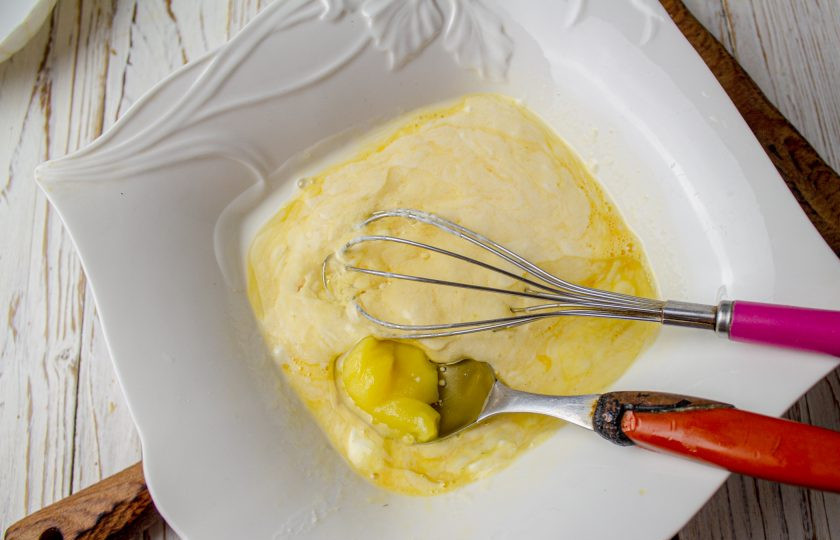 1. Этап. Миндальный пирог со сливами: Влейте растительное масло, добавьте мягкое топленое масло. Топленое масло можете заменить на растопленное сливочное.