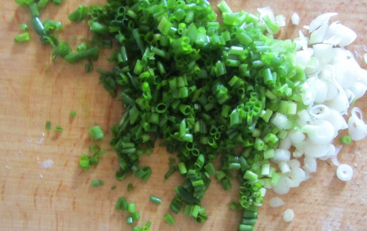 1. Этап. Болгарский холодный суп Таратор: 2. Зеленый лук хорошо промойте, и порежьте мелкими колечками, вместе с белой частью.