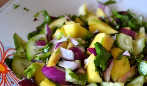 1. Этап. Постный салат с манго: В салатнике соединить все ингредиенты, заправив соком лимона.